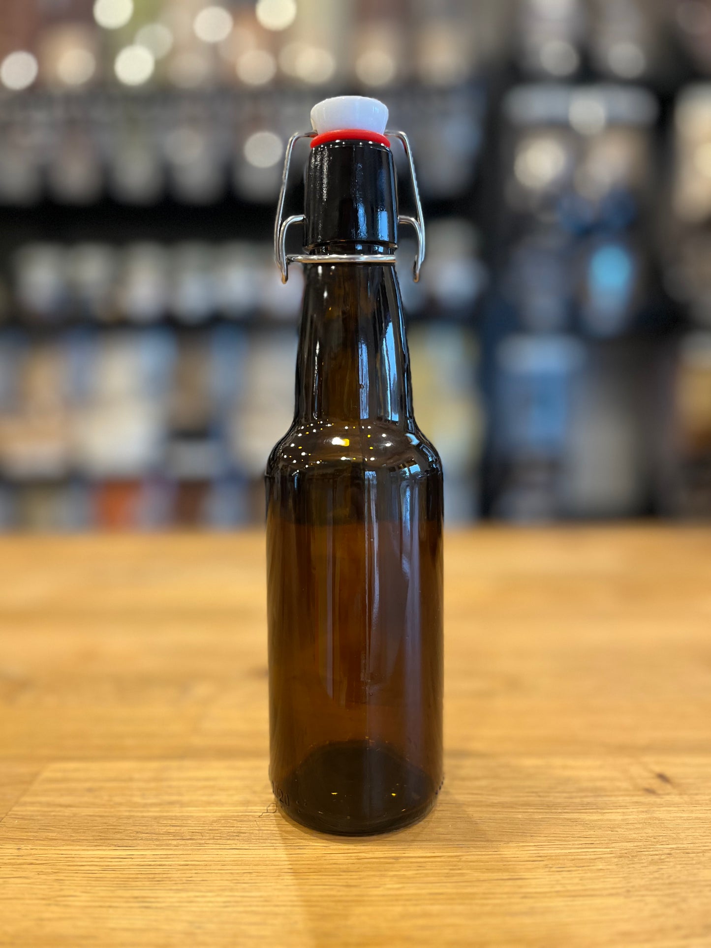 Bouteille vide en verre ambré
