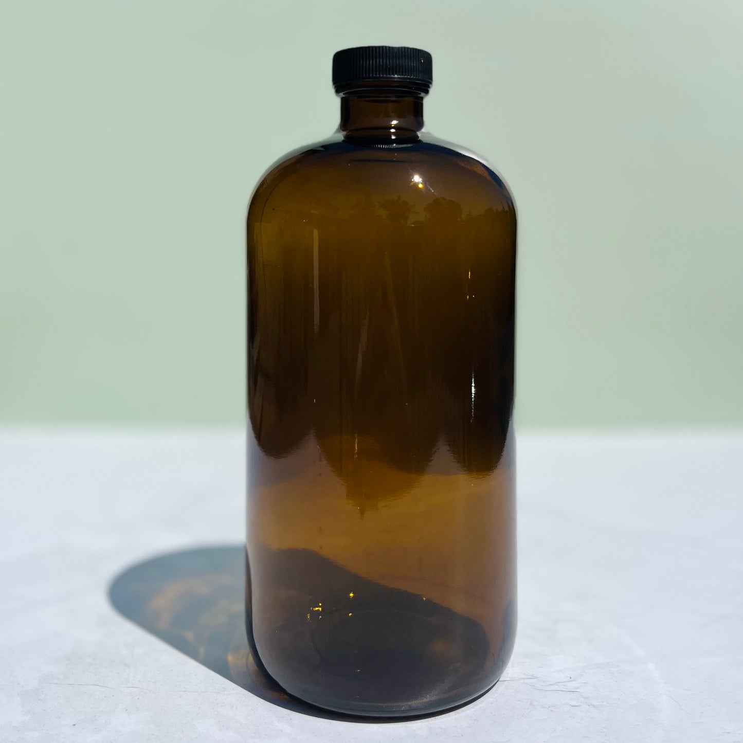 Bouteille vide en verre ambré
